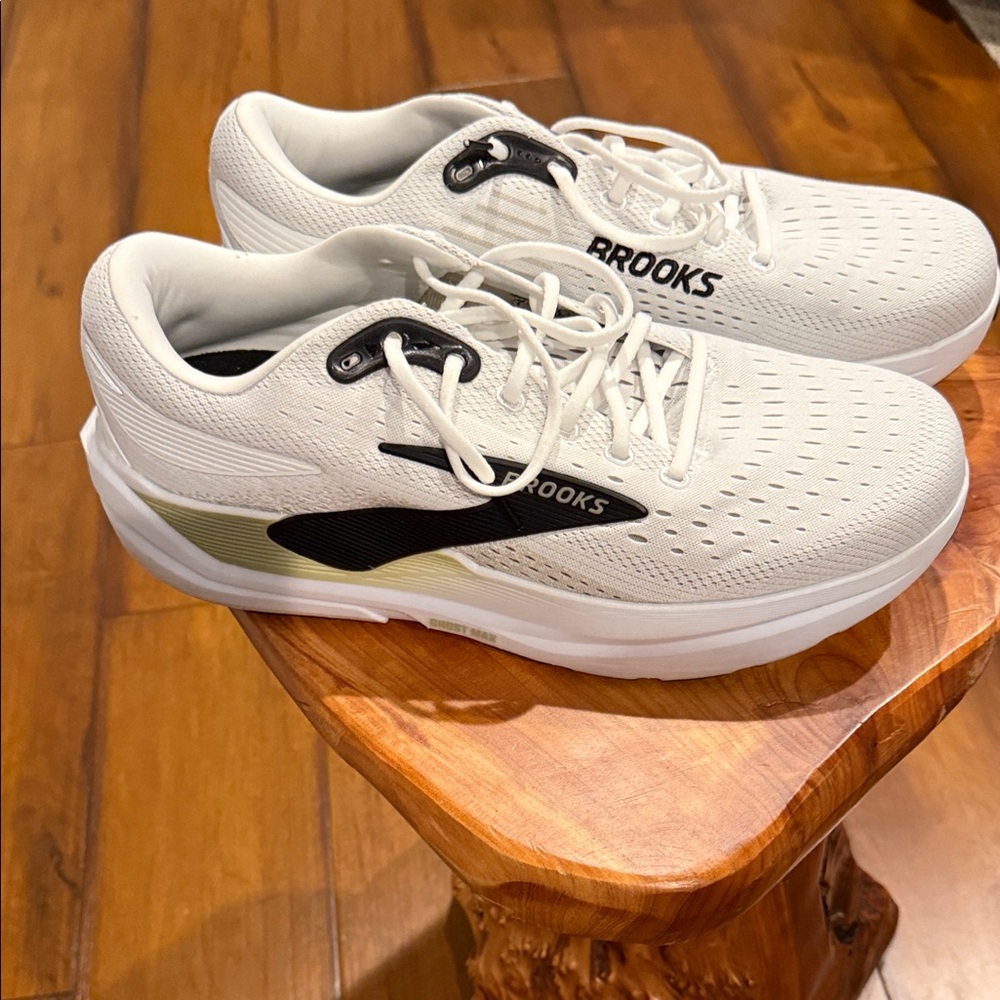 Brooks Men's White and Black Athletic Shoes